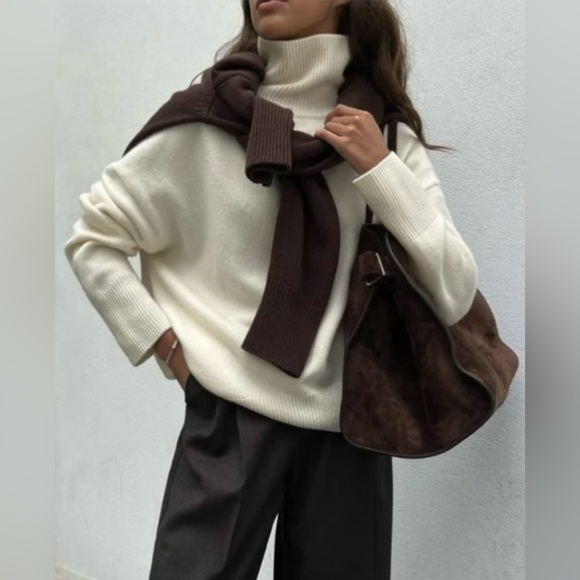 ❌SOLD❌ THE ROW SOFT MARGAUX 15 BAG IN MOCHA SUEDE - Picture 4 of 16